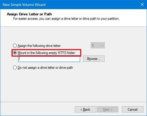 Montaje de administración de discos en la siguiente opción de carpeta NTFS vacía