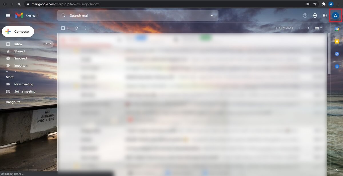 En su navegador web e inicie sesión en la cuenta de Gmail que desea eliminar de otro dispositivo.  En la esquina superior derecha de tu pantalla, toca tu foto de perfil.