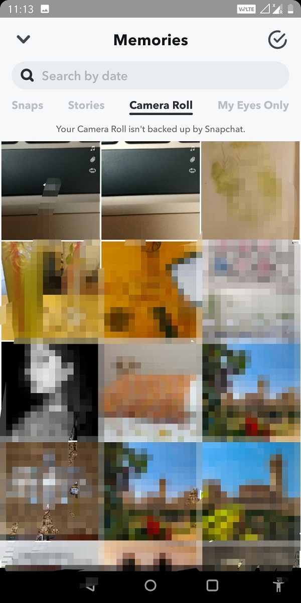 Inicie la aplicación Snapchat y deslice hacia arriba el botón de la cámara |  Cómo invertir un video en Snapchat