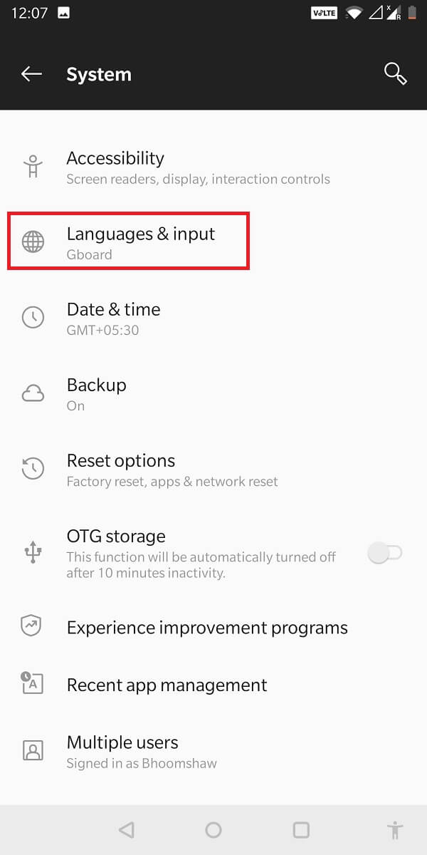 Abra Configuración de su teléfono inteligente y luego toque Idioma e ingreso.  |  Cómo cambiar el tamaño del teclado en un teléfono Android