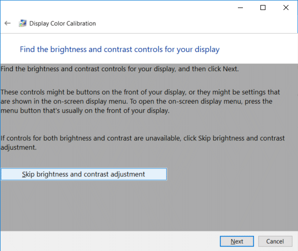 Busque los controles de brillo y contraste de su pantalla y haga clic en Siguiente