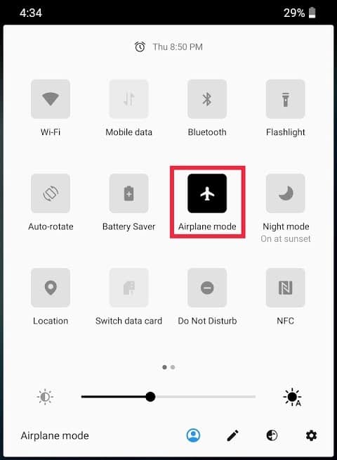 Para apagarlo simplemente en el panel de configuración desde la parte superior y toque el ícono del AviónPara apagarlo simplemente en el panel de configuración desde la parte superior y toque el ícono del Avión