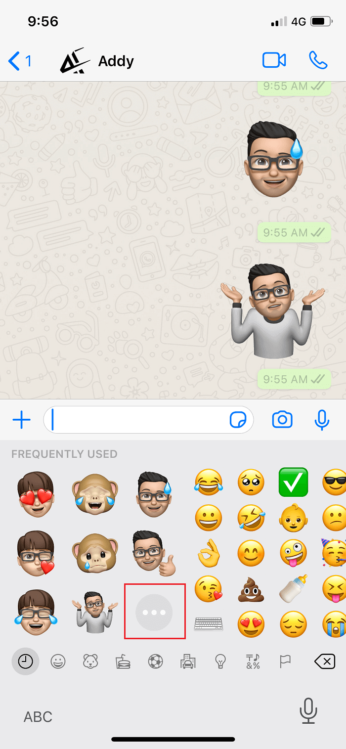 Toque el ícono Emoji ubicado en el teclado y seleccione los tres puntos