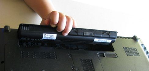 desconecte su batería |  Repare la PC atascada al preparar Windows, no apague su computadora