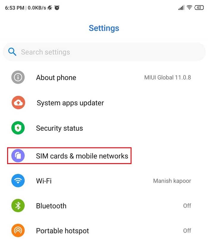 En Configuración, busque la opción Tarjetas SIM y redes móviles.  Toque para abrir.