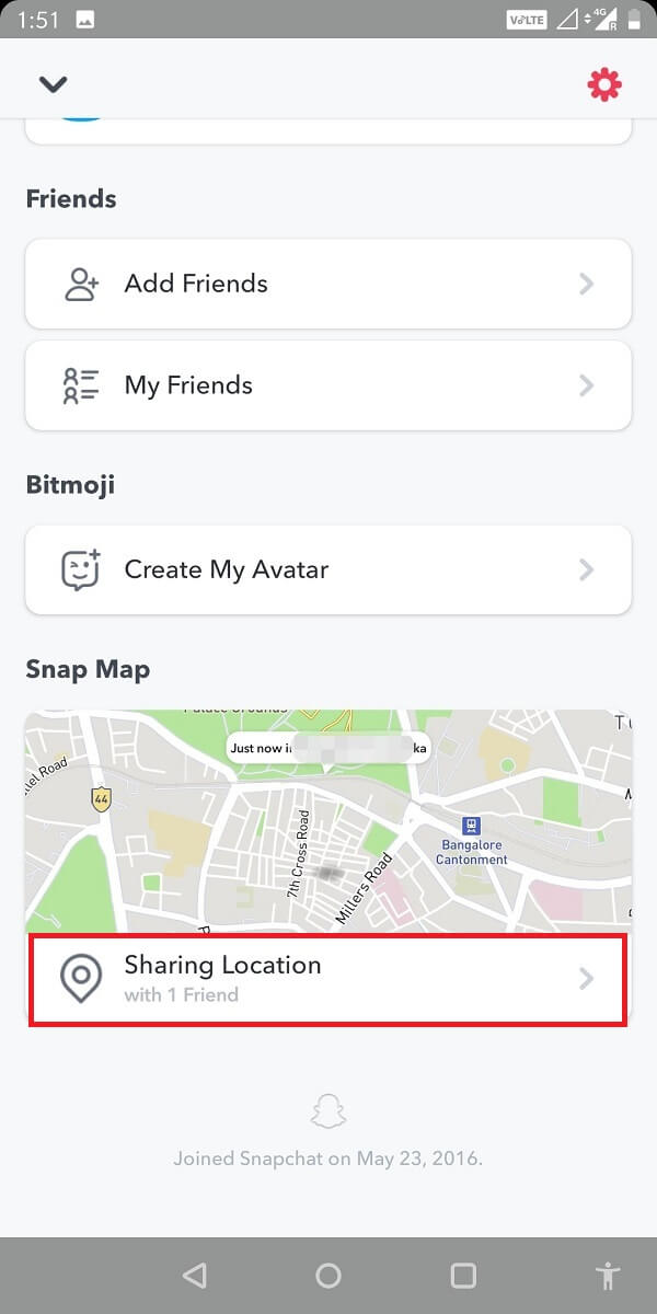 Encontrará una opción debajo del mapa de Snapchat que indica Compartir ubicación con.  El número mencionado al lado es el número de personas que son tus amigos en Snapchat.