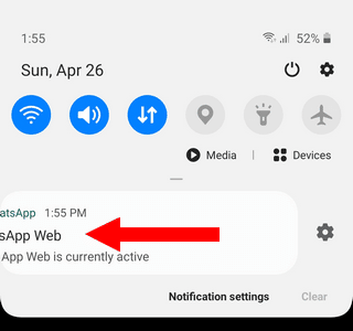 Deslizar hacia la izquierda la notificación de WhatsApp Web activa en ese momento